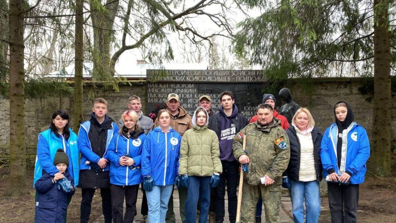 В Гатчине волонтеры провели субботник в парке «Сильвия»