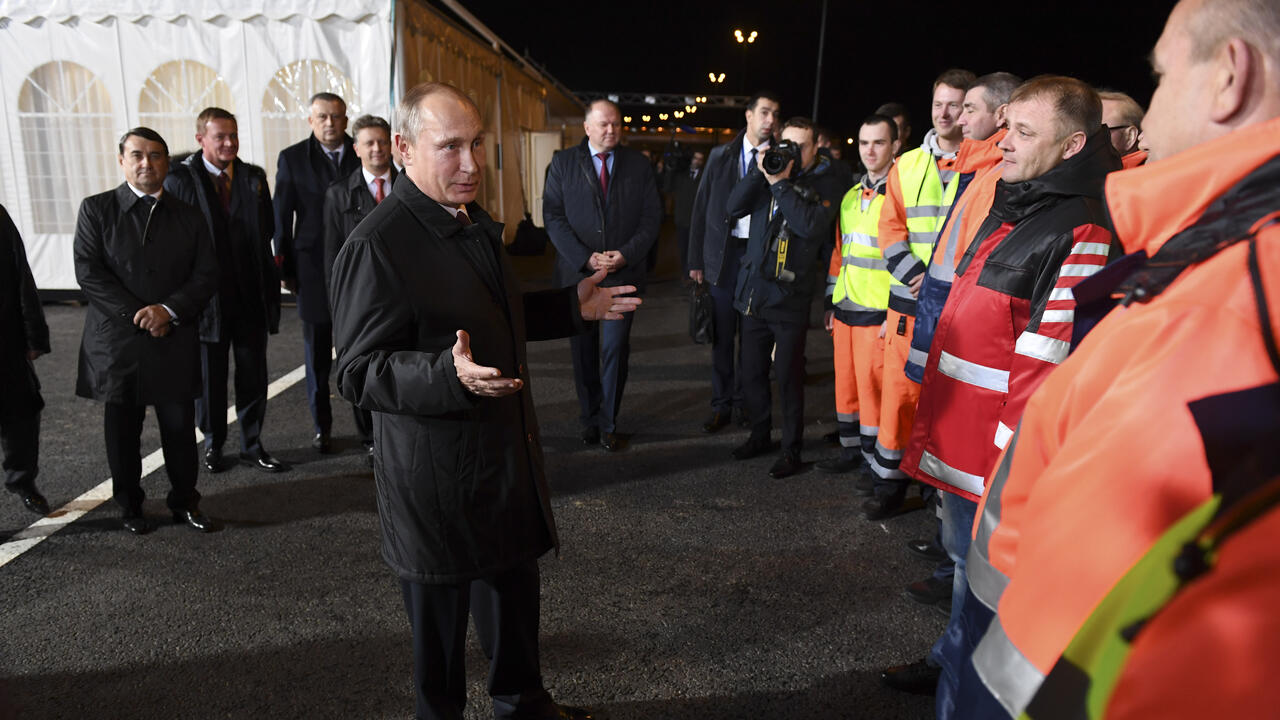 Владимир Путин дал старт движению по новому участку дороги в обход Гатчины