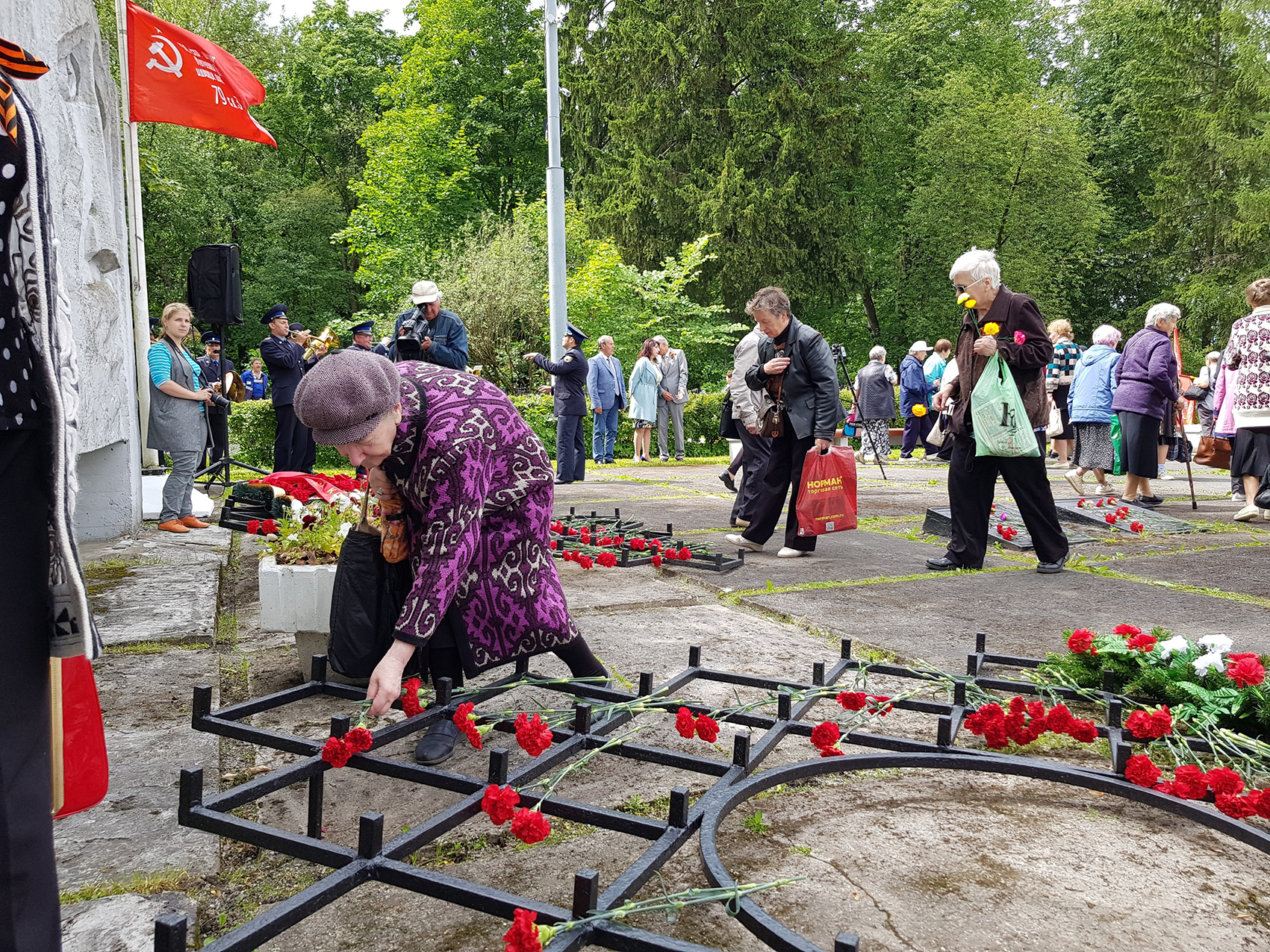 Гатчинская правда. Мемориал на Солодухина Гатчина. Кладбище Солодухина в Гатчине памятники. Филоненко Гатчина. Памятник у Солодухина\.