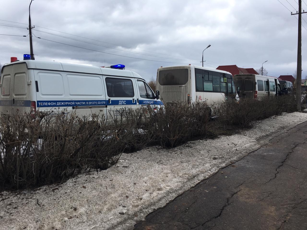 Под Гатчиной автобусы-нелегалы останавливали автоматами