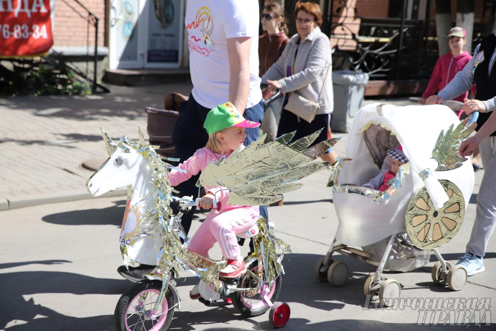 Парад колясок в городе детства
