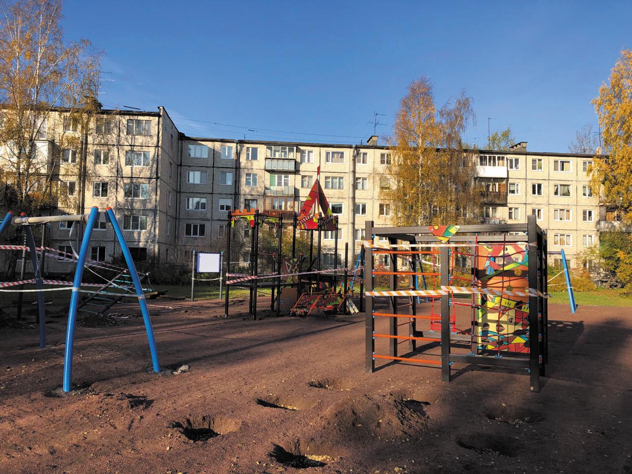 Гатчина подросток. Спортивная площадка Гатчина. Площадка во дворе многоквартирного дома Гатчина. Спортплощадка Гатчина. Площадка во дворе многоквартирного дома Гатчина улица Урицкого.