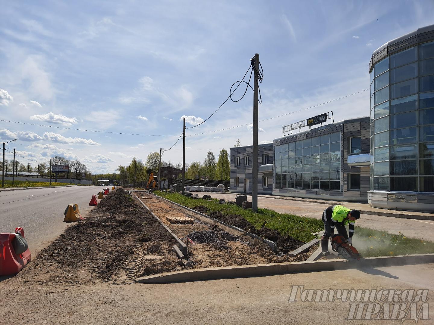 В Гатчине строят новый тротуар