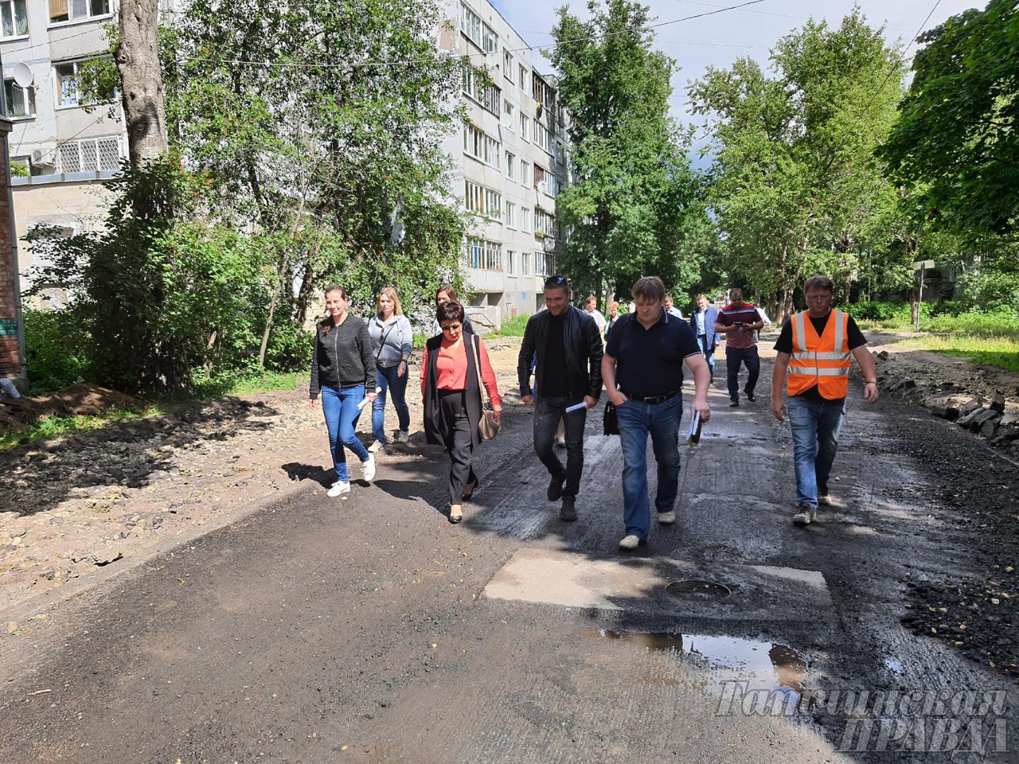 В Гатчине продолжается ремонт на ул. Володарского | 14.07.2020 | Гатчина -  БезФормата