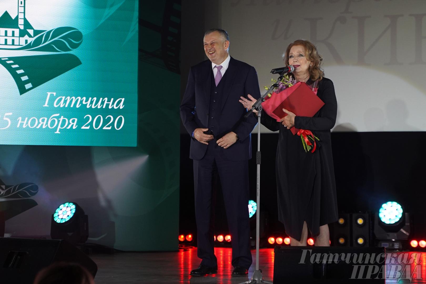На гатчинском кинофестивале губернатор вручил приз Ирине Алфёровой