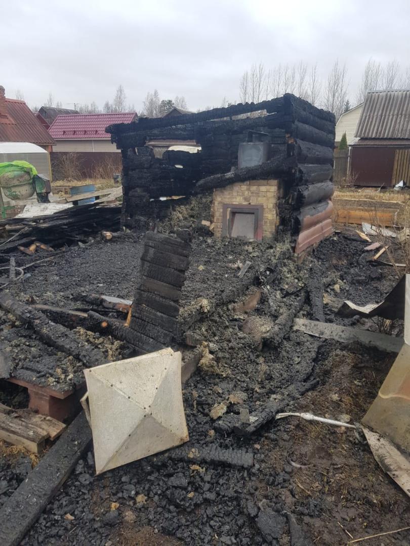 В Гатчинском районе сгорело четыре бани и два автомобиля