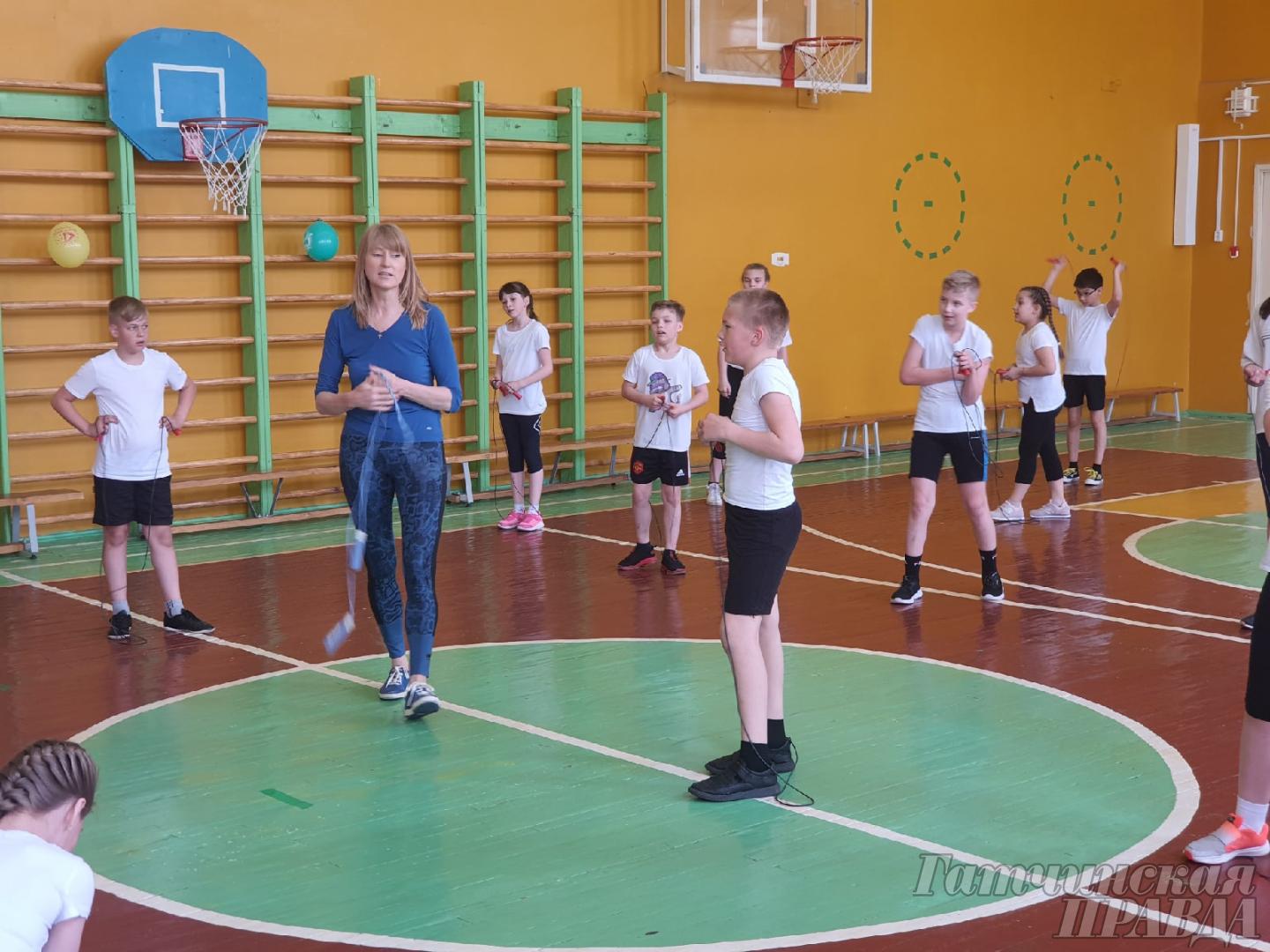 Светлана Журова приглашает детей попрыгать на скакалке