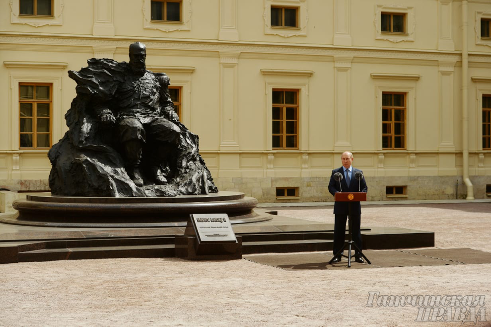 В Гатчине открыли памятник царю-миротворцу
