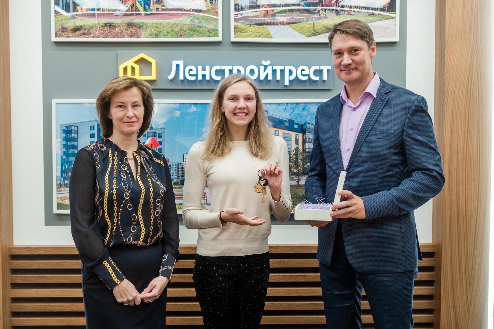 Светлане Колесниченко вручили ключи от квартиры в Гатчине