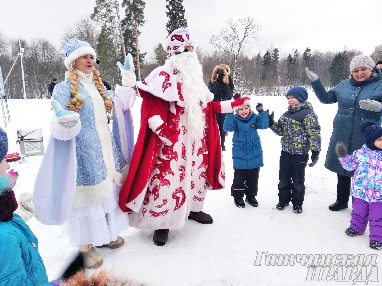 Дед Мороз и Снегурочка зажгли огни на ёлке в Приоратском парке Гатчины