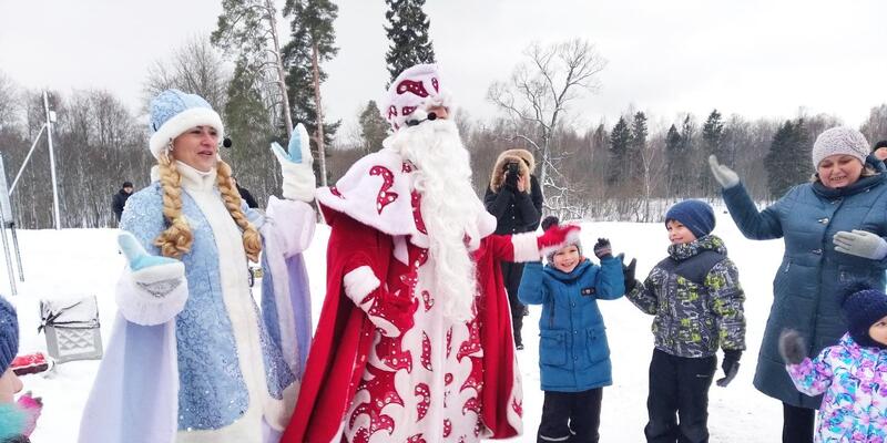 Дед Мороз и Снегурочка зажгли огни на ёлке в Приоратском парке Гатчины