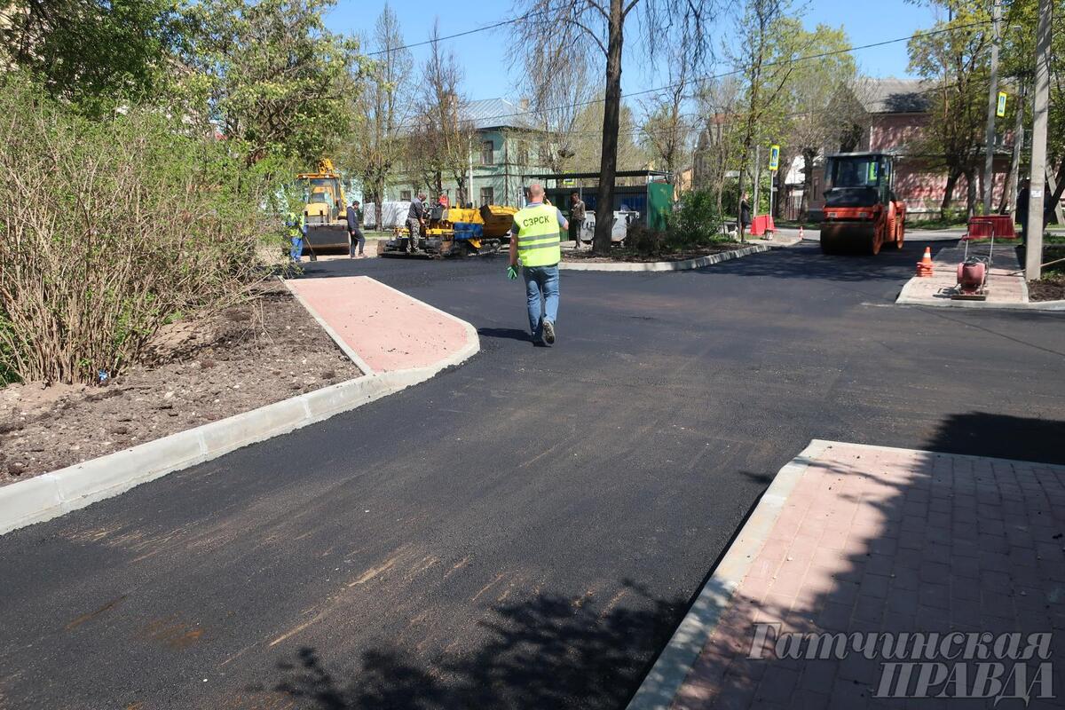 В Гатчине стартовал ремонт дворов | 25.05.2022 | Гатчина - БезФормата