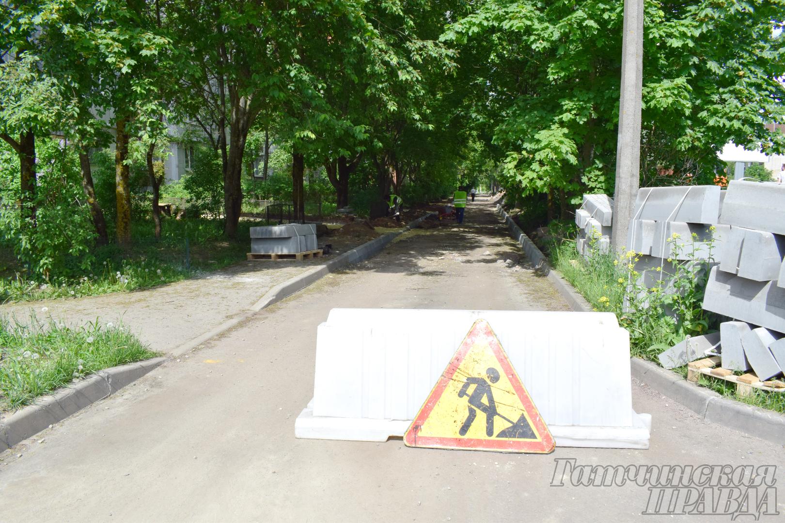 Двор 11. Подводная лодка в городе. Памятник в Борницах Гатчинский район. Аллея плакатов. План велодорожки в Гатчине.