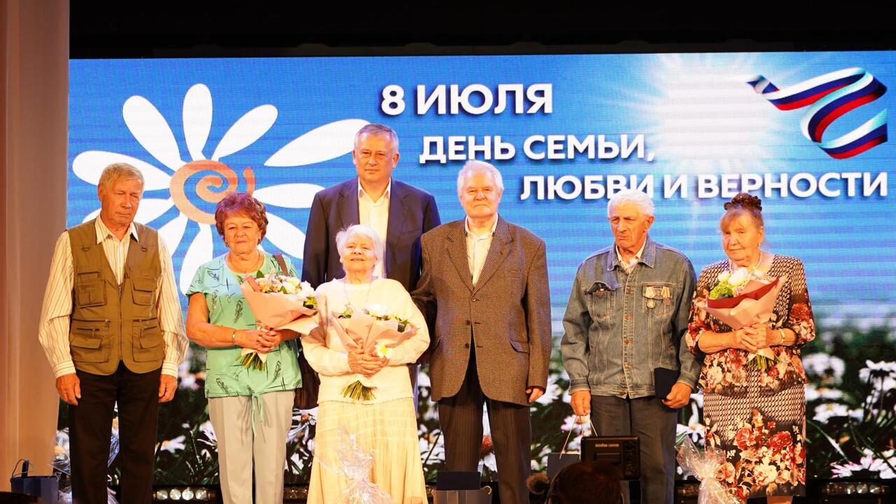 Ленинградские семьи принимают поздравления