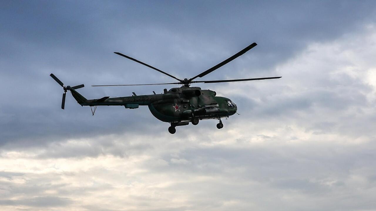Под Гатчиной вертолет Ми-8 совершил жесткую посадку