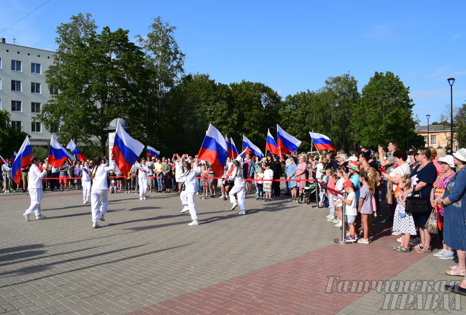 Театральная площадь гатчина