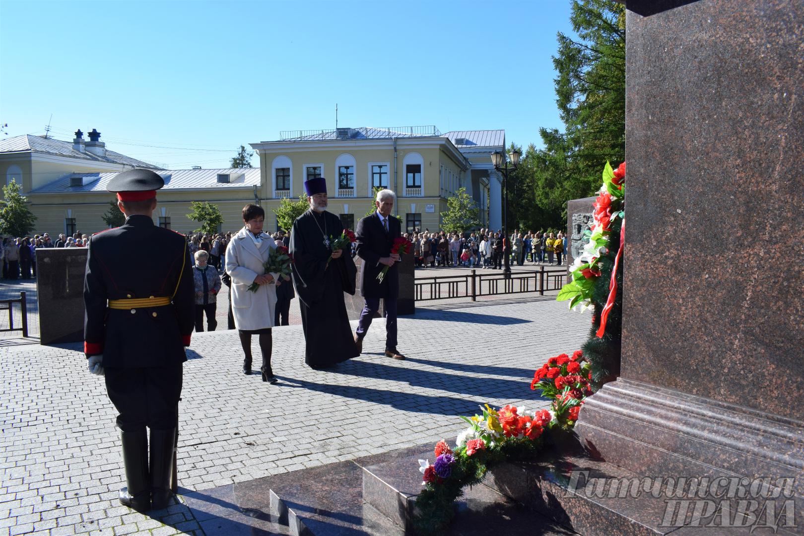 Гатчина новости. Возложение цветов день города Гатчина. Гатчина город воинской славы. Возложение цветов день города Гатчина 2022. Праздничный концерт в Гатчине ко Дню города.