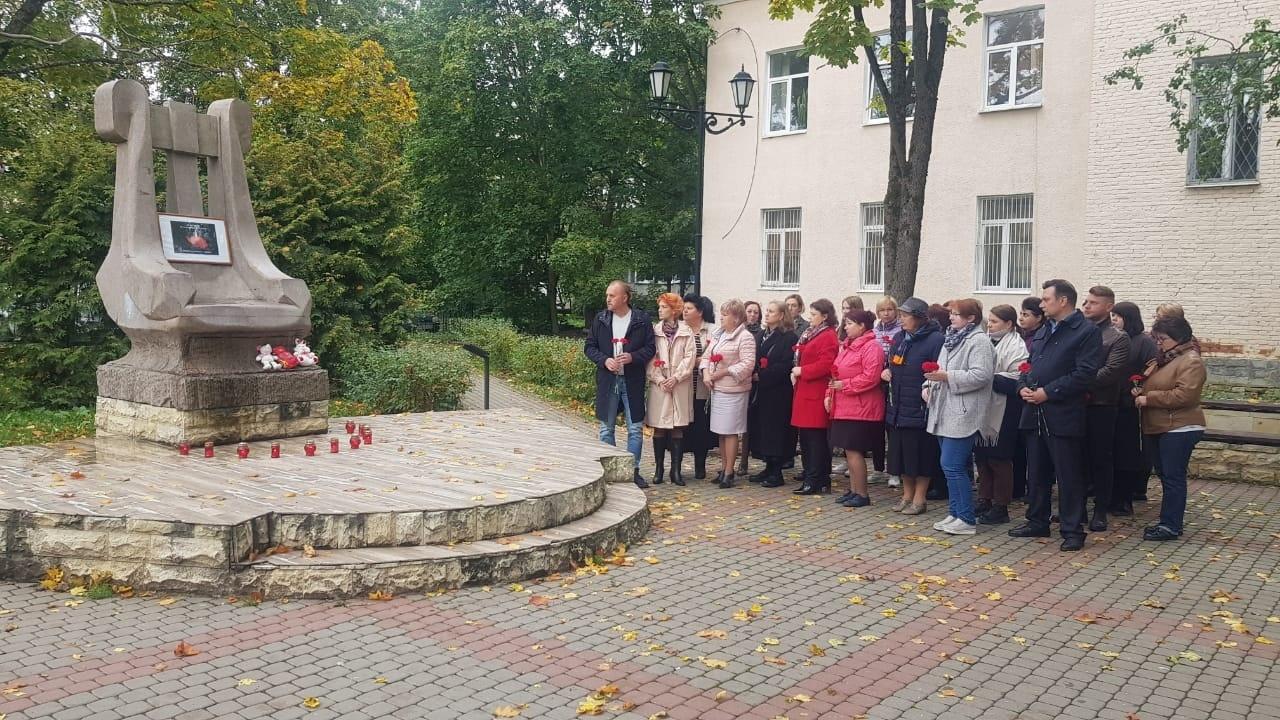 Память погибших в Ижевске почтили в Гатчине