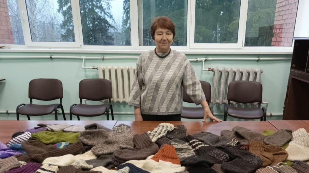 С заботой о бойцах: женщины Волосово связали 100 пар шерстяных носков