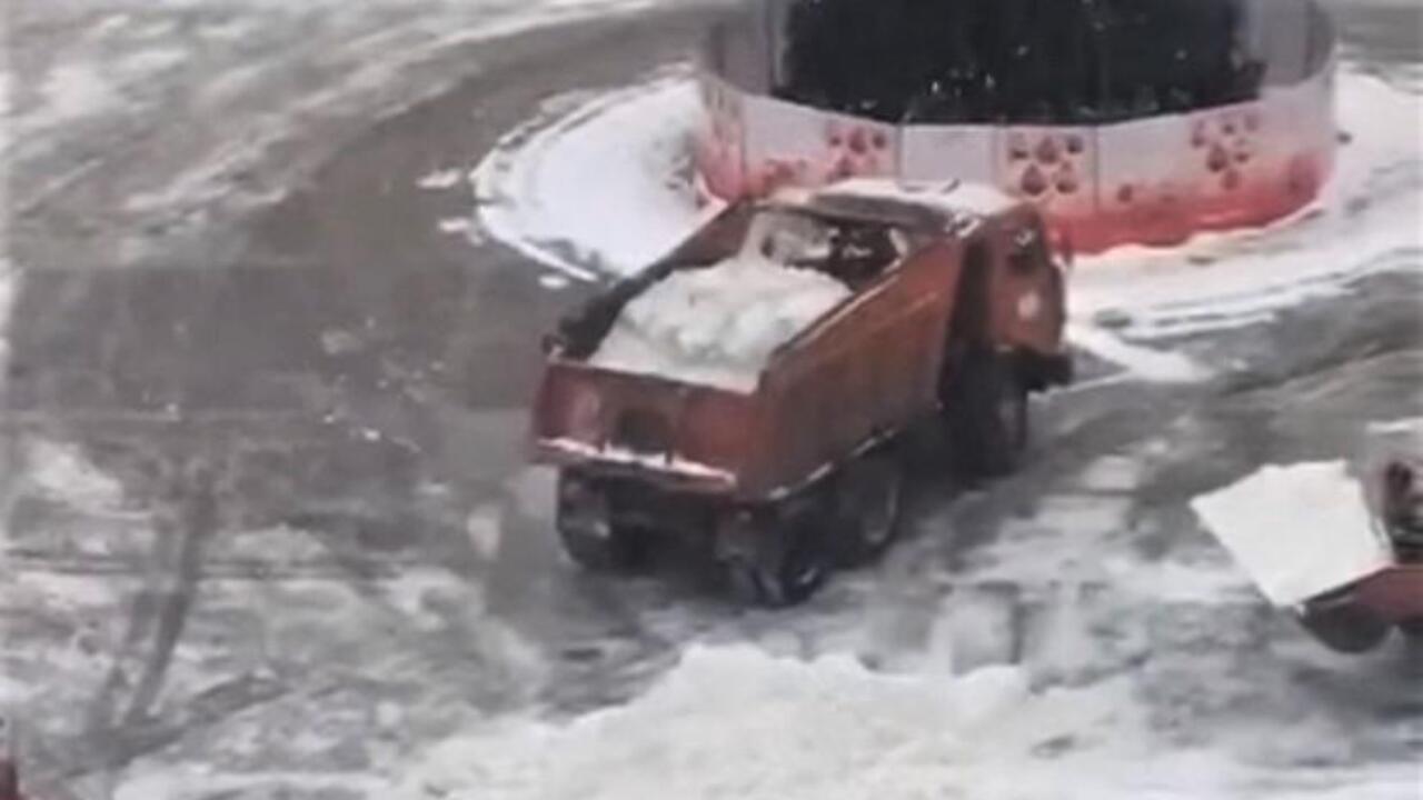 В Гатчине трактор засыпал ребенка снегом