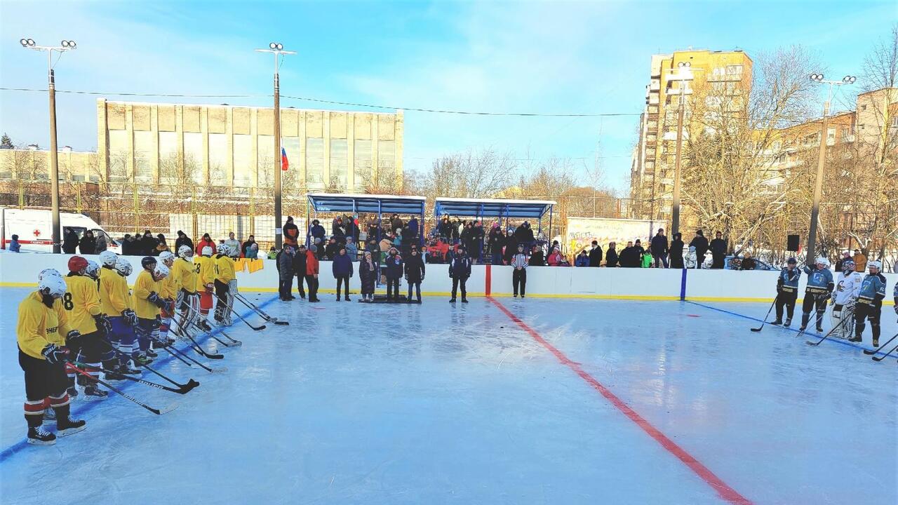 Хоккеисты обновили лёд у «Волны»