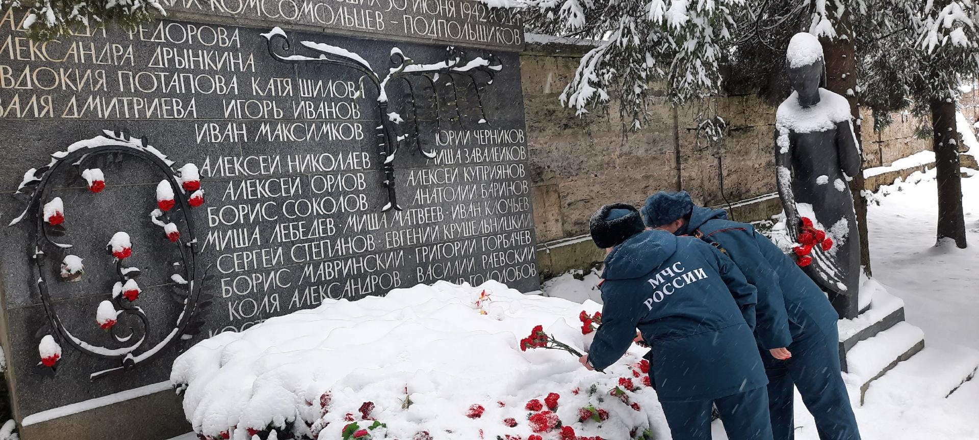 Сотрудники МЧС почтили память героев-подпольщиков в Гатчине