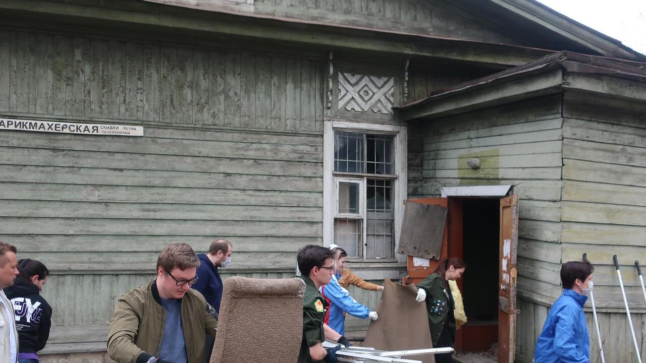 В Гатчине в будущем Доме НКО провели весеннюю уборку