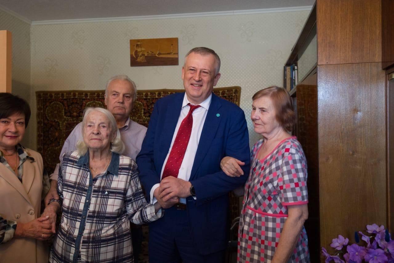 Губернатор поздравил 100-летнюю блокадницу в Гатчине