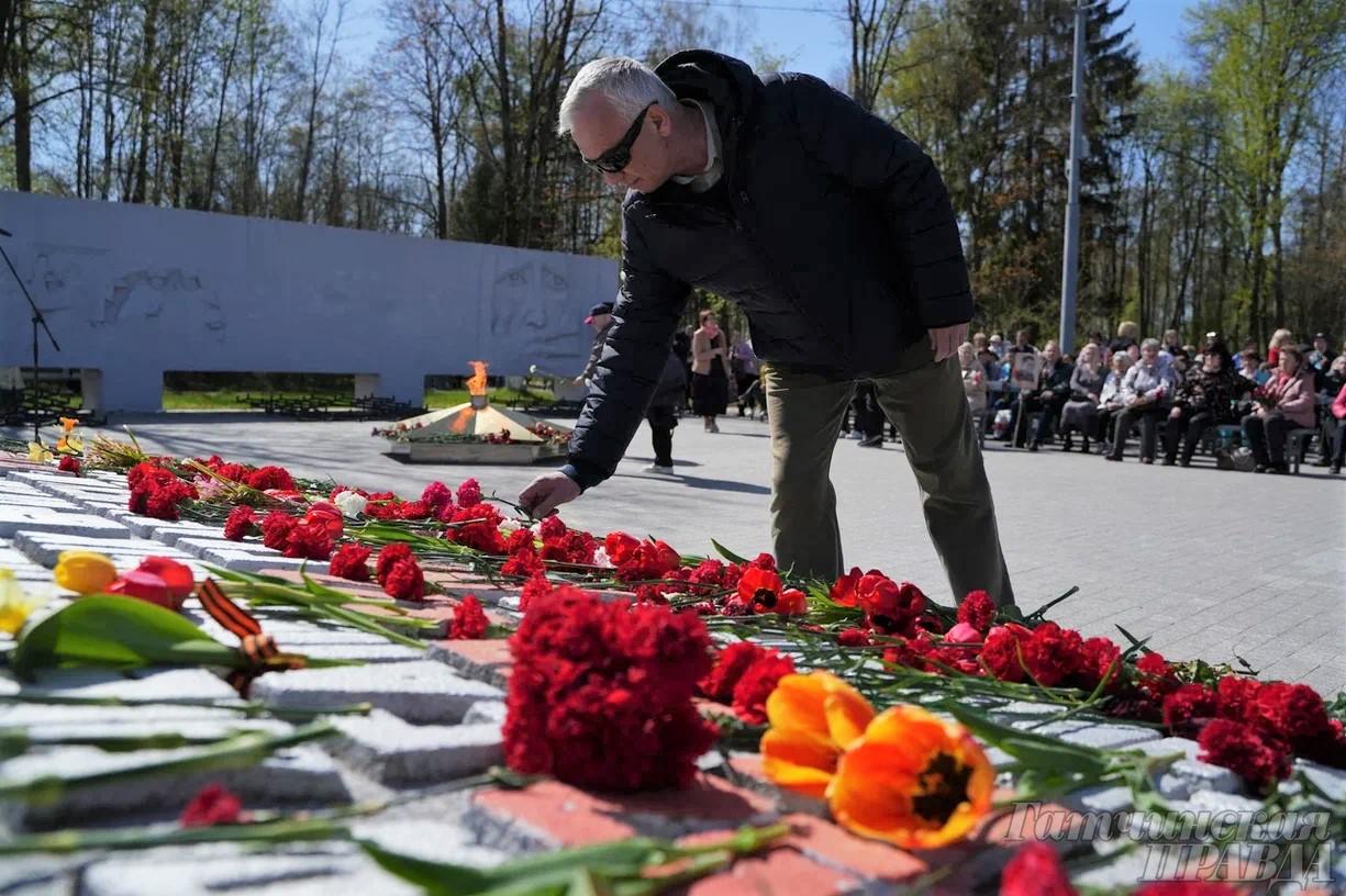 Где открыли памятник сегодня в ленинградской. Мемориал в Гатчине новый. Ветераны у вечного огня. Открытие памятника в Гатчине 27 января. Вечный огонь для детей.