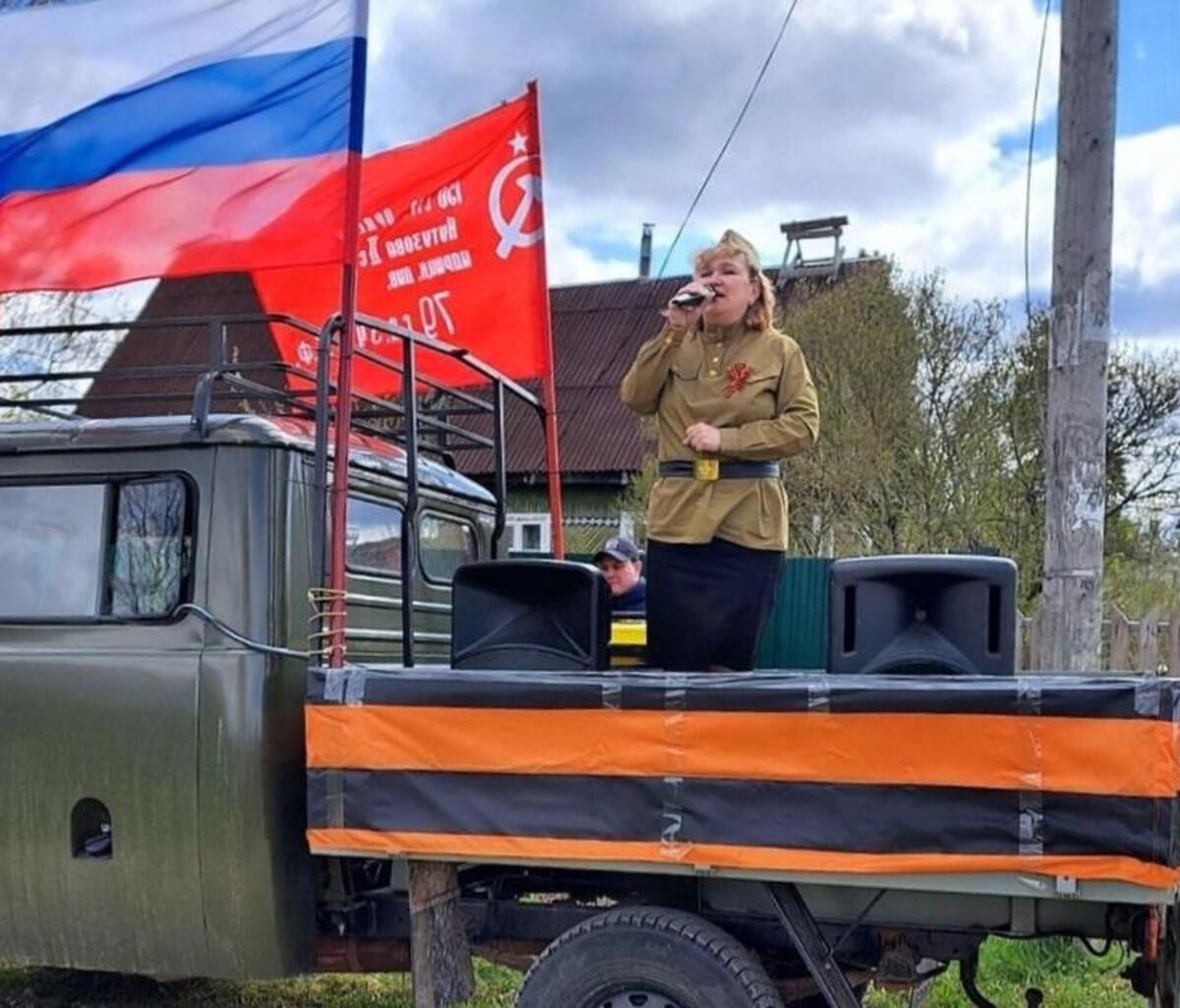 В подарок ветерану - парад и песни возле дома | 07.05.2023 | Гатчина -  БезФормата