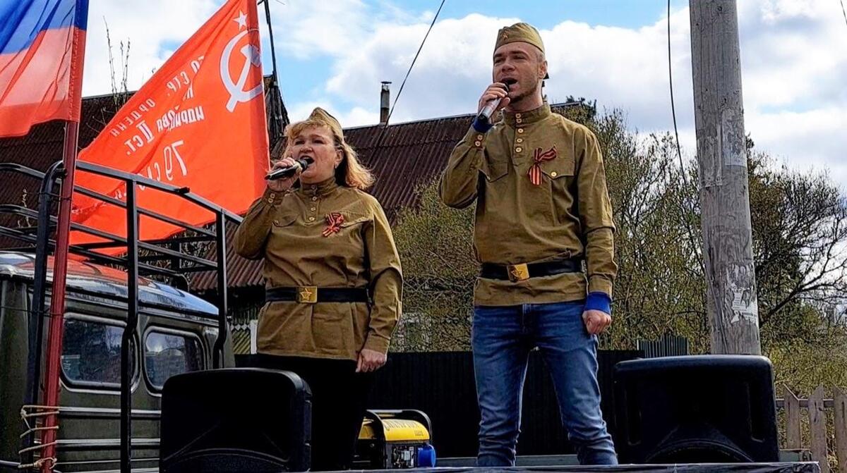 В подарок ветерану - парад и песни возле дома | 07.05.2023 | Гатчина -  БезФормата