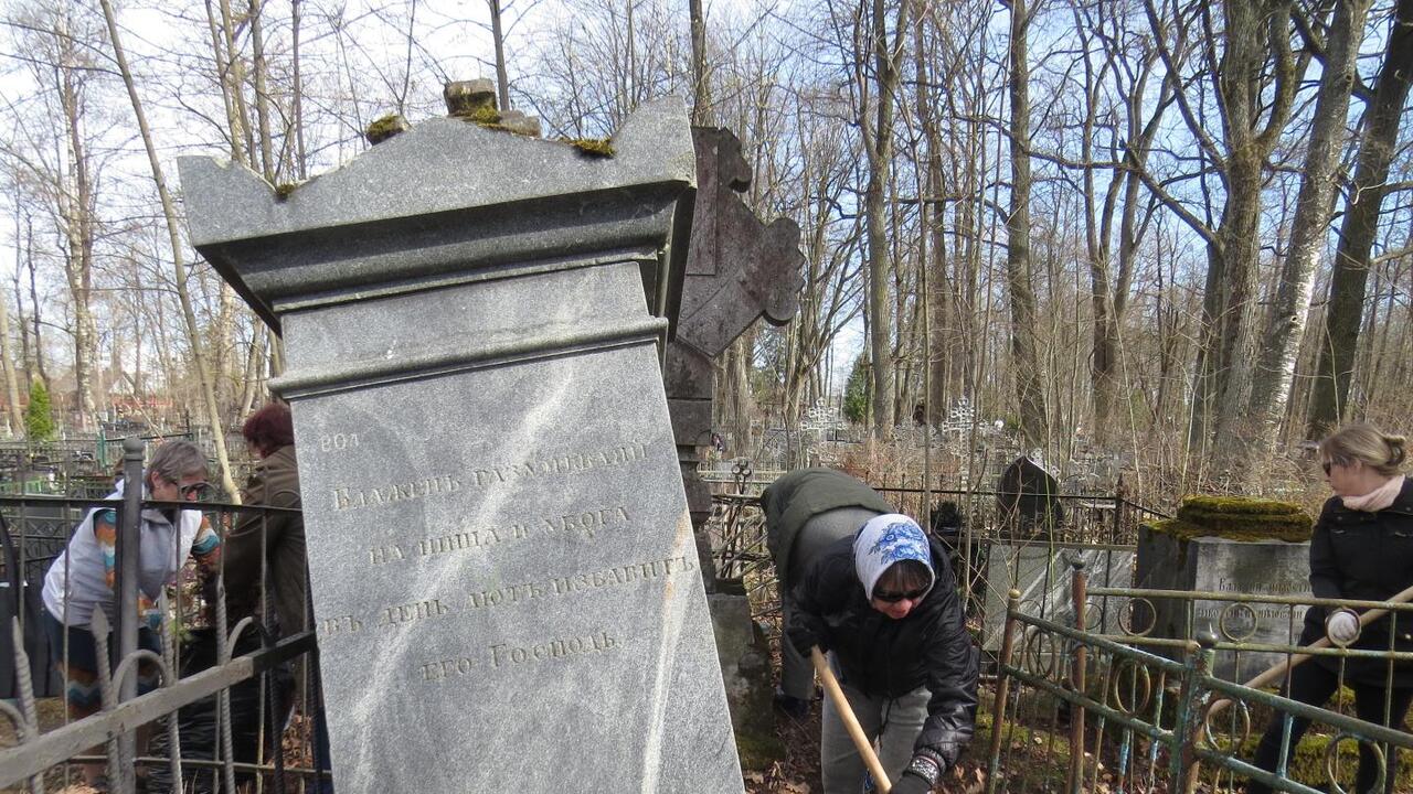 «Это – наша память»: субботник на городском кладбище