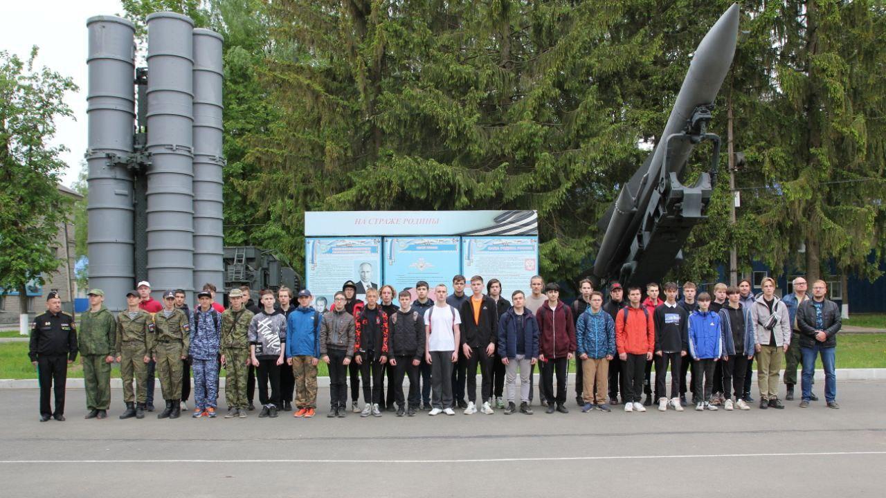Гатчинские 10-классники отправились на военно-полевые сборы