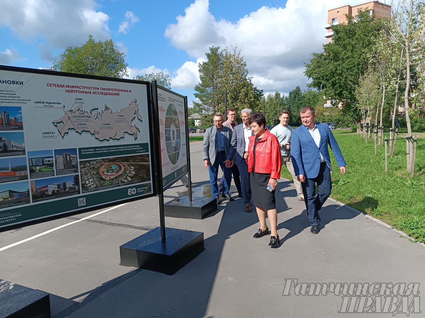 Руководители Гатчины познакомились с выставкой «Коды Курчатова»