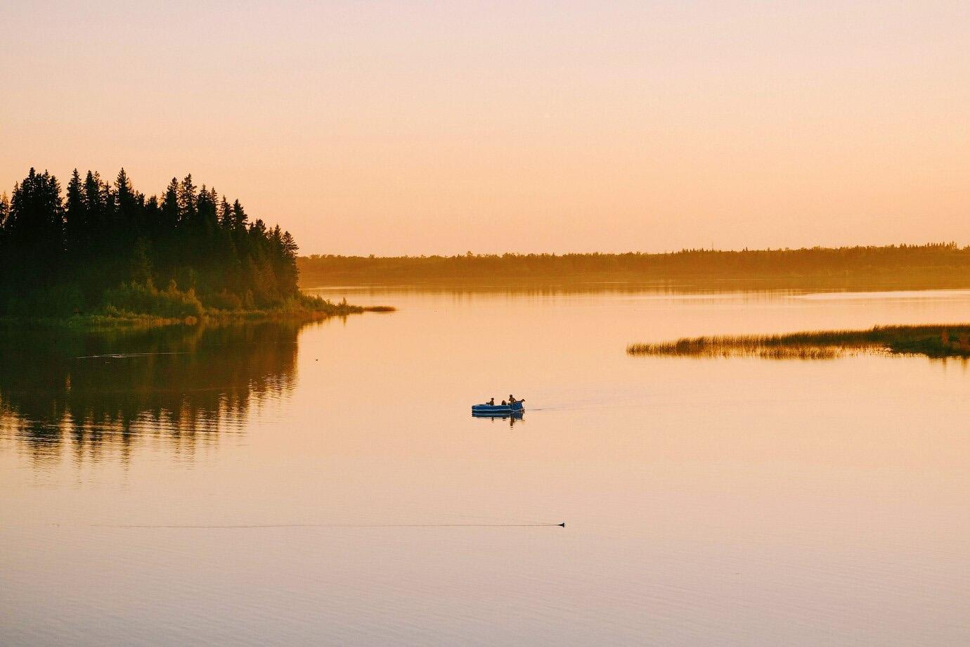 Гатчинское отделение ГИМС ГУ МЧС России по Ленинградской области объясняет, как обезопасить себя во время рыбалки и охоты на воде