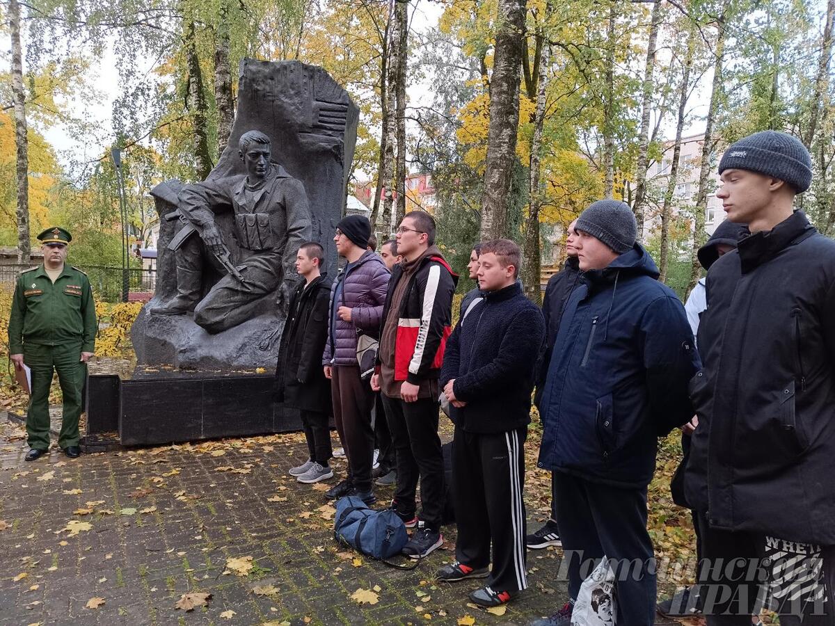 Первые одиннадцать призывников из Гатчины отправились служить - Гатчинская  правда