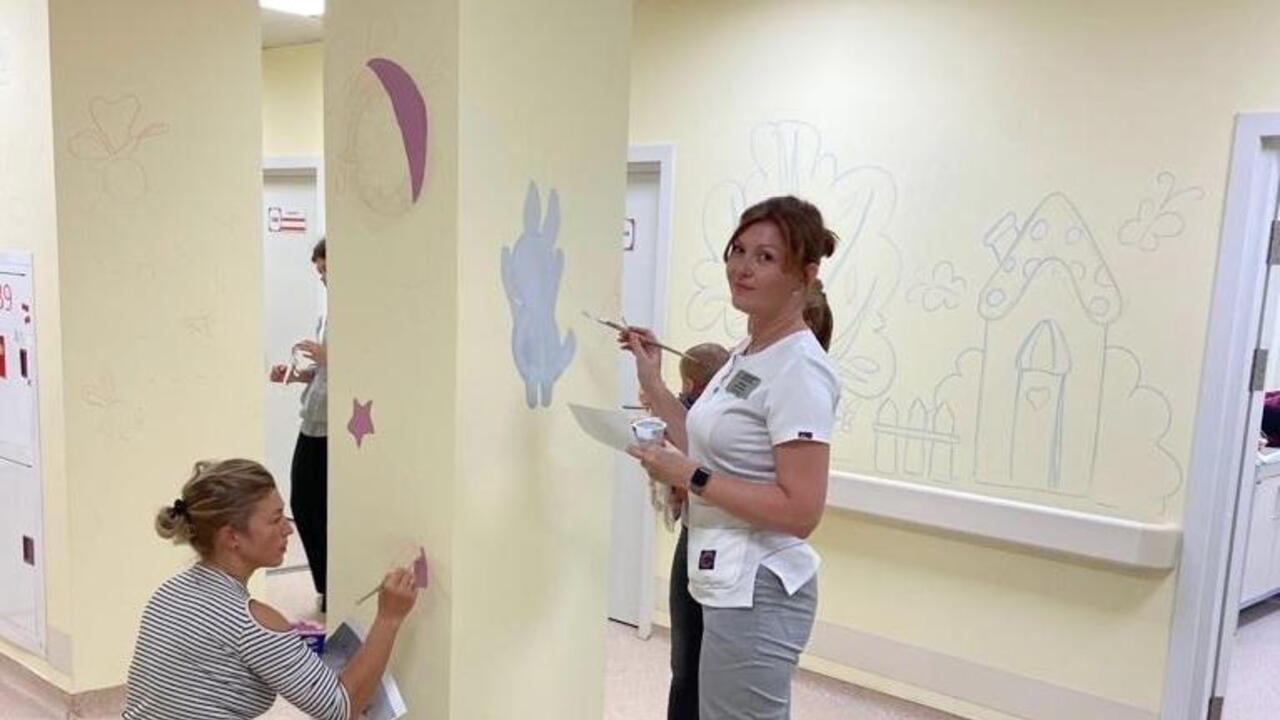 Художники раскрасили перинатальный центр Гатчины
