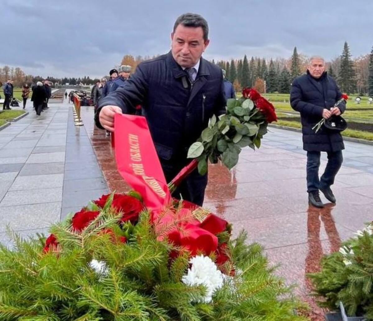 Память сотрудников ОВД почтили на Пискаревском кладбище - Гатчинская правда