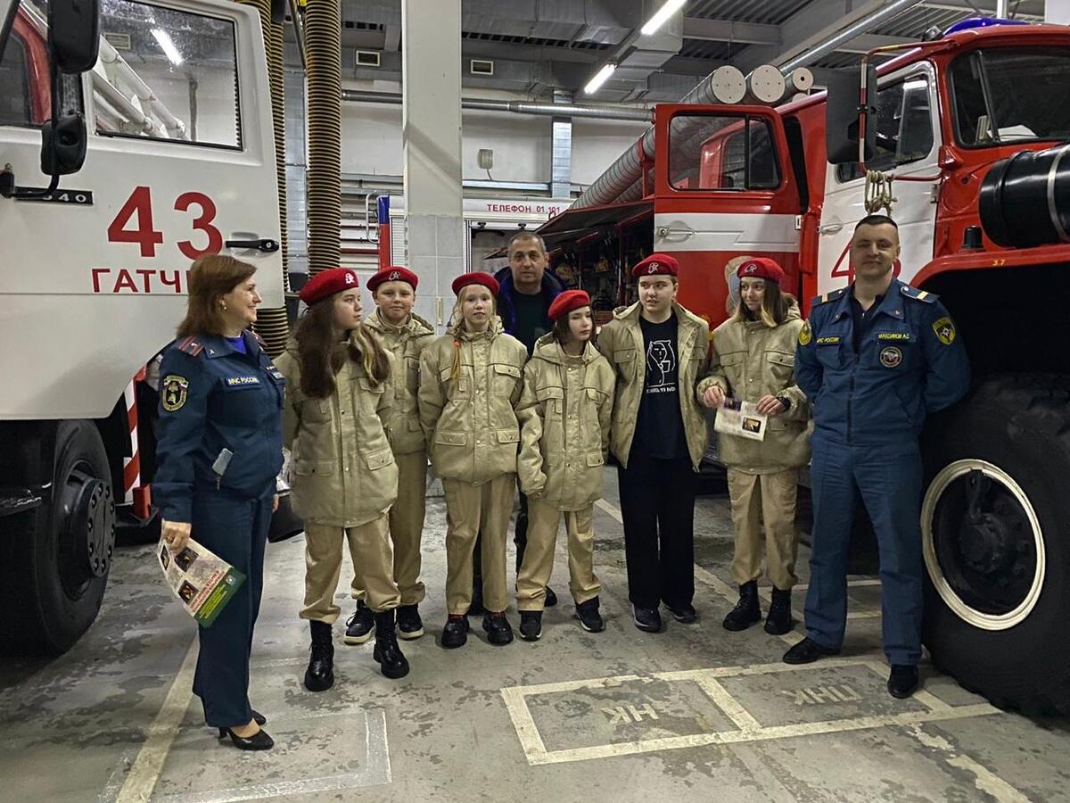 Юнармейцы из Гатчины побывали на экскурсии в пожарной части - Гатчинская  правда