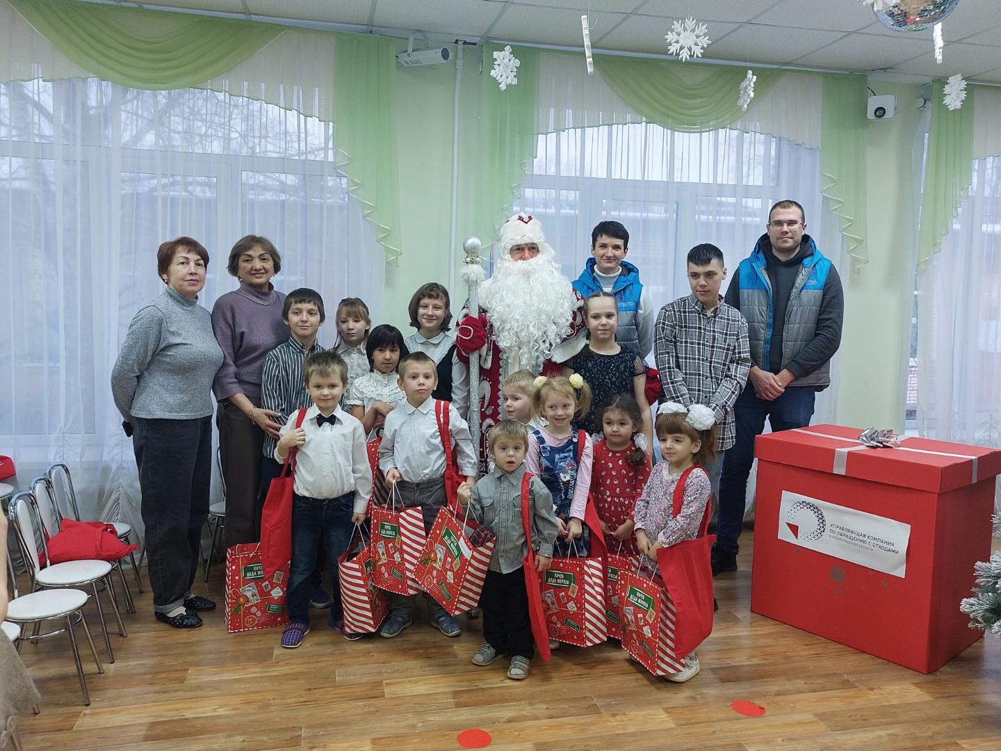 Воспитанников реабилитационного центра «Дарина» в Гатчине поздравили с Новым Годом