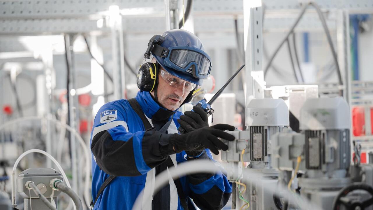 «Газпром нефть» запустила в Гатчине завод по переработке пластиковой упаковки