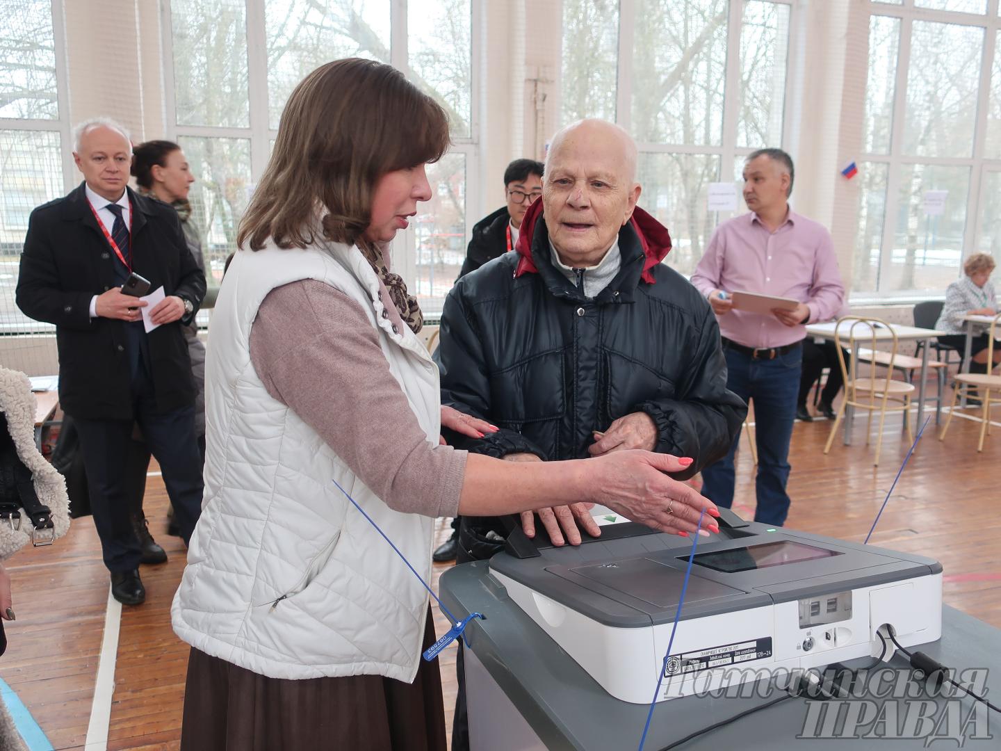 Международные наблюдатели посетили избирательный участок в Гатчине