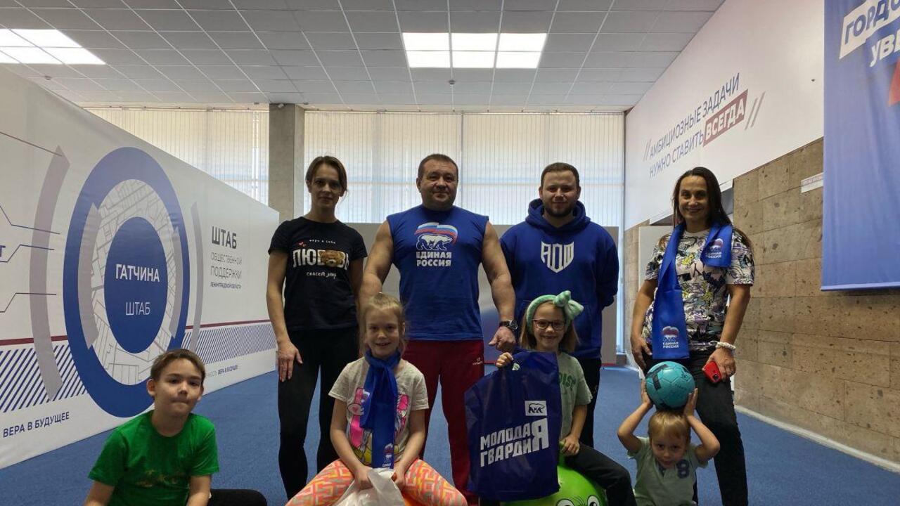 Мамы и дети приняли участие в веселых стартах «Силы России» в Гатчине