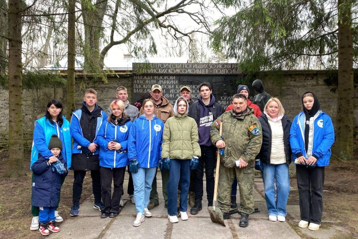В Гатчине волонтеры провели субботник в парке «Сильвия»