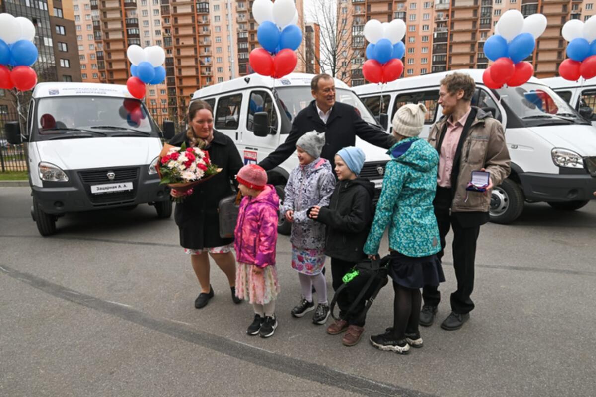 Ленобласть обеспечивает многодетные семьи автомобилями - Гатчинская правда