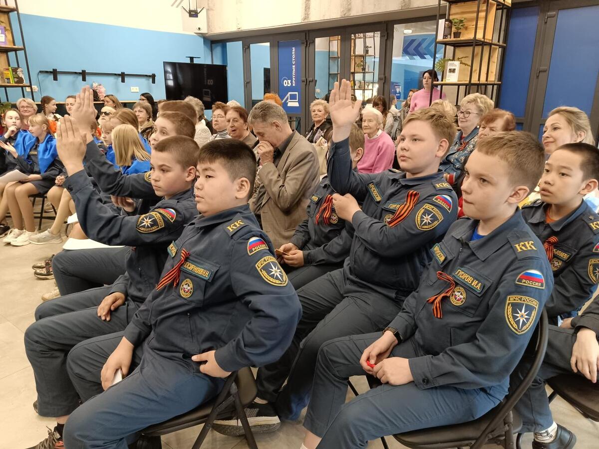 Поколения вместе поют военные песни | 07.05.2024 | Гатчина - БезФормата