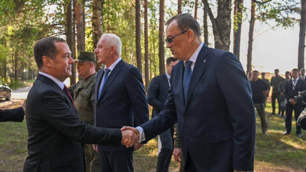 Дмитрий Медведев посетил военный полигон в Ленобласти