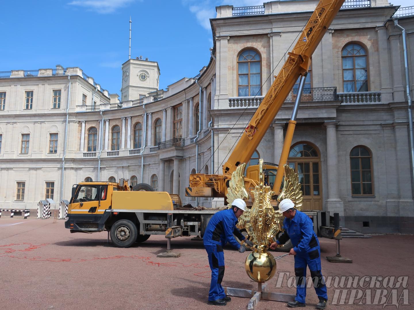 Сегодня на башне ротонды Гатчинского дворца установлена фигура Гербового  орла - Гатчинская правда