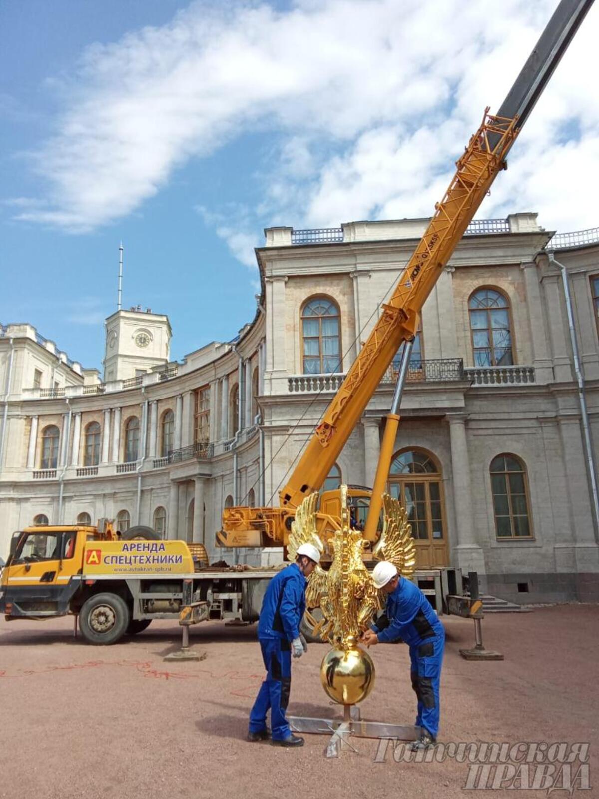 Сегодня на башне ротонды Гатчинского дворца установлена фигура Гербового  орла - Гатчинская правда