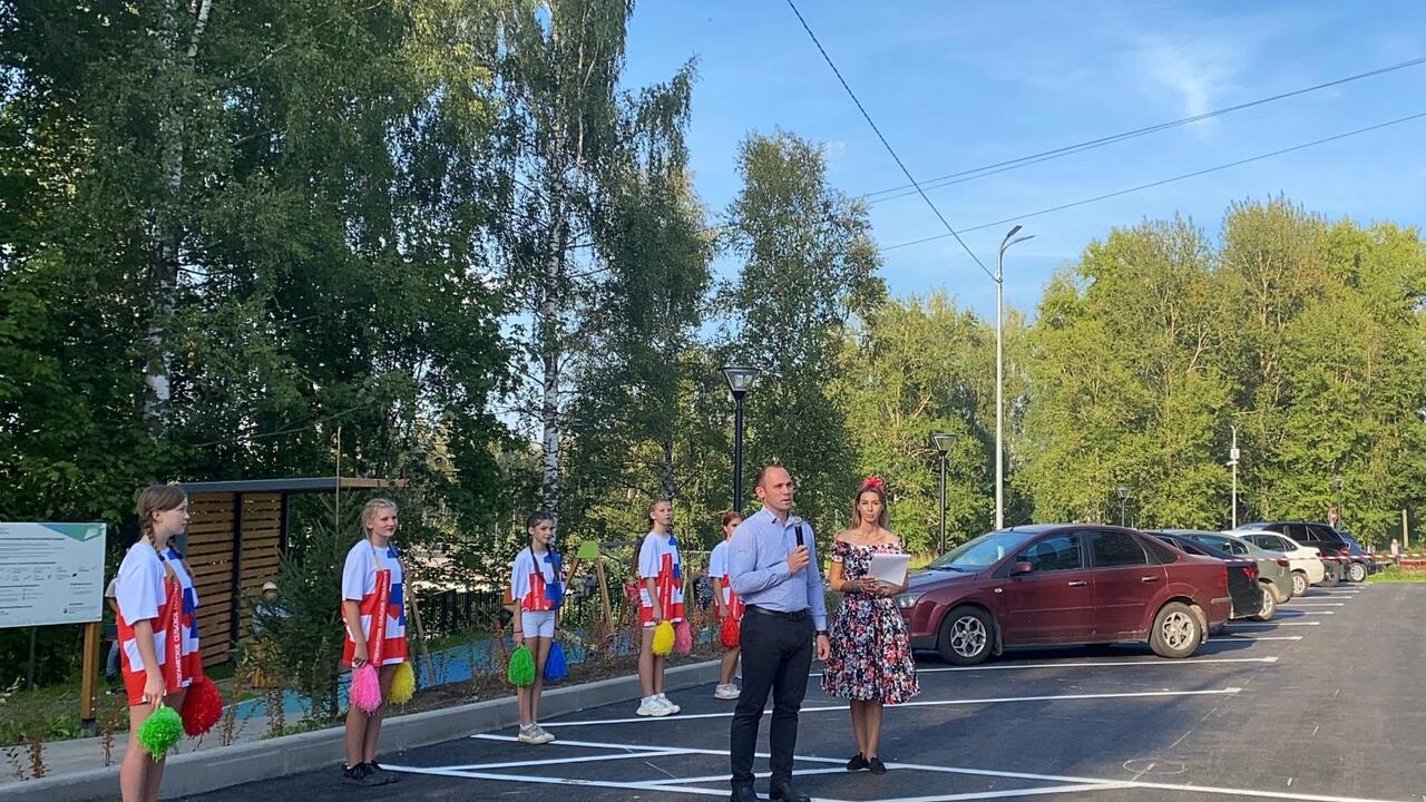 «Именно с жителей всё и началось»: в поселке Лукаши благоустроили дворовую территорию